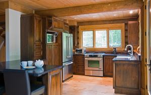 Huge forested riverfront property. 3 minutes to skiing. - Mont Tremblant, Canada