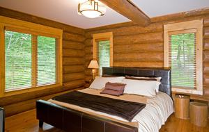 Huge forested riverfront property. 3 minutes to skiing. - Mont Tremblant, Canada