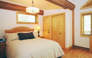 Huge forested riverfront property. 3 minutes to skiing. - Mont Tremblant, Canada