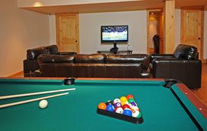 Huge forested riverfront property. 3 minutes to skiing. - Mont Tremblant, Canada