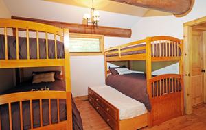 Huge forested riverfront property. 3 minutes to skiing. - Mont Tremblant, Canada