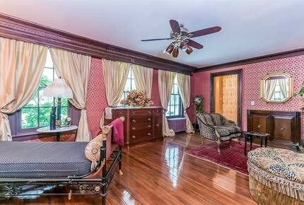 Madison Connecticut Estate - Walking Distance to the Shore! - Madison, Connecticut