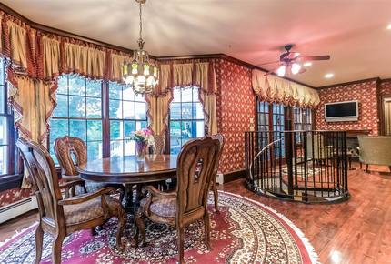 Madison Connecticut Estate - Walking Distance to the Shore! - Madison, Connecticut