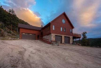 Narrow Trail - Stunning Mountain Home