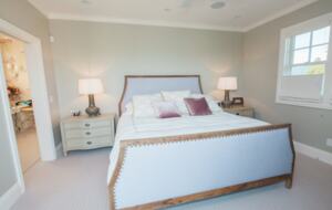 The king size bed in the principal bedroom.