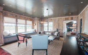 The entry lounge, perfect for playing backgammon.