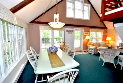 Honeysuckle Cottage Property - 4 Bedrooms plus 2 Lofts - Just Blocks to Center of Town!