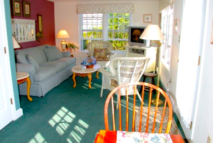 Honeysuckle Cottage Property - 4 Bedrooms plus 2 Lofts - Just Blocks to Center of Town!