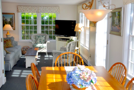 Honeysuckle Cottage Property - 4 Bedrooms plus 2 Lofts - Just Blocks to Center of Town!