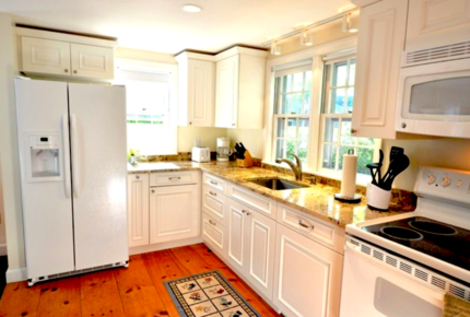 Honeysuckle Cottage Property - 4 Bedrooms plus 2 Lofts - Just Blocks to Center of Town!