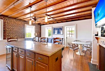 Charleston Elegance