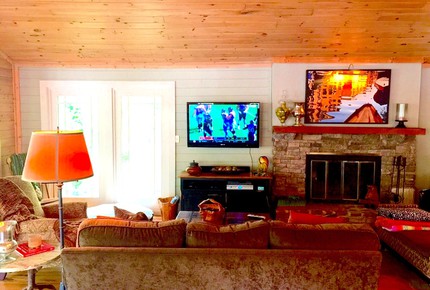 Lake Lanier Cozy Retreat - Quick Drive from Atlanta!