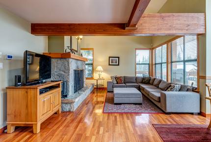 Whistler Village Luxury Home, Private Hot Tub, Log Fireplace, Ski In /Out Access