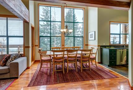 Whistler Village Luxury Home, Private Hot Tub, Log Fireplace, Ski In /Out Access