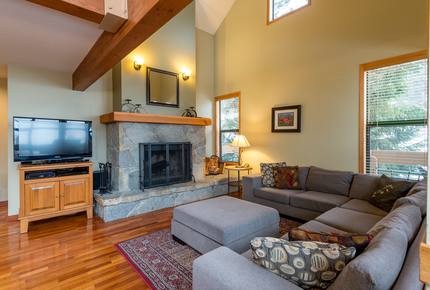 Whistler Village Luxury Home, Private Hot Tub, Log Fireplace, Ski In /Out Access