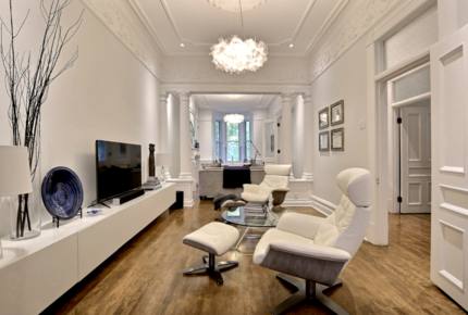 Luxurious Montreal Flat Facing Lafontaine Park