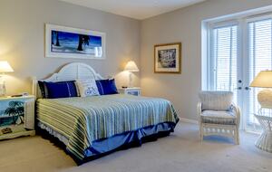 Rare 3 bed, 3 bath condo walkable to the Best Beach in Naples! - Naples, Florida