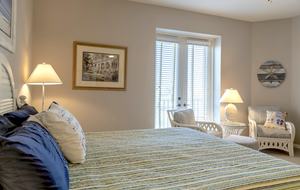 Rare 3 bed, 3 bath condo walkable to the Best Beach in Naples! - Naples, Florida