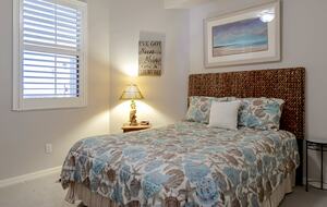 Rare 3 bed, 3 bath condo walkable to the Best Beach in Naples! - Naples, Florida