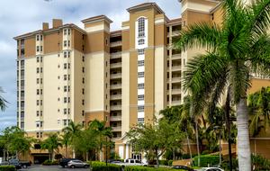 Rare 3 bed, 3 bath condo walkable to the Best Beach in Naples! - Naples, Florida