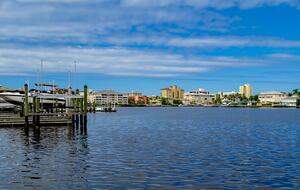 Rare 3 bed, 3 bath condo walkable to the Best Beach in Naples! - Naples, Florida