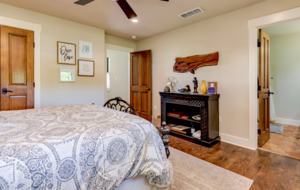 Master Bedroom with ensuite bathroom - Queen bed