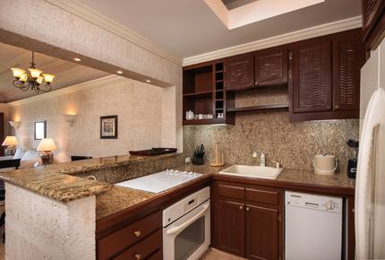 The Crane - One Bedroom Ocean View Suite with 28ft Pool