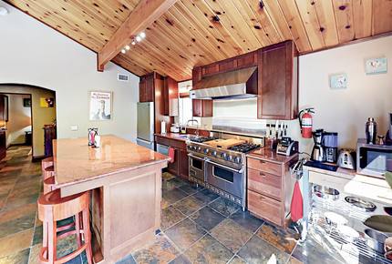 Luxe Getaway with Big Mountain Vistas & Hot Tub