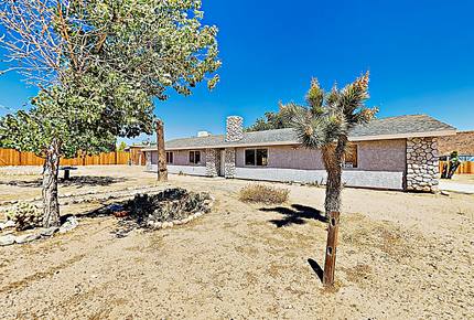 Rawhide Ranch: Desert Stunner w/ Backyard Oasis - Pioneertown, California