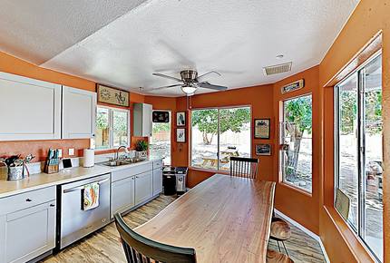Rawhide Ranch: Desert Stunner w/ Backyard Oasis - Pioneertown, California