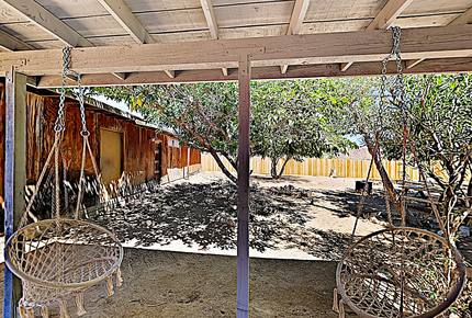 Rawhide Ranch: Desert Stunner w/ Backyard Oasis - Pioneertown, California