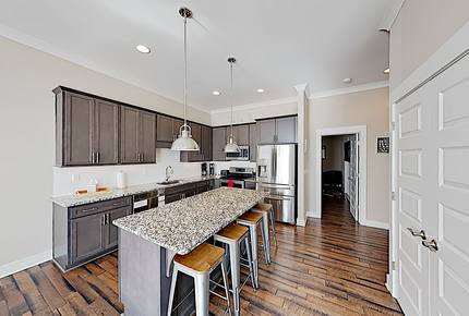 NashVilla - Luxury Townhome by Belmont