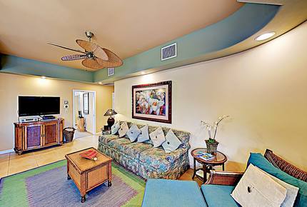 Kahalu'u Beach Condo with Infinity Pool & Spa