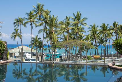 Kahalu'u Beach Condo with Infinity Pool & Spa
