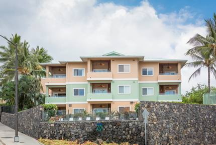 Kahalu'u Beach Condo with Infinity Pool & Spa