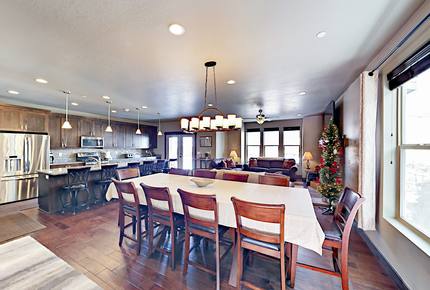 Stylish 3,100 Square Foot Townhome w/ Pool & Spa