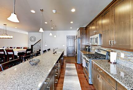 Stylish 3,100 Square Foot Townhome w/ Pool & Spa