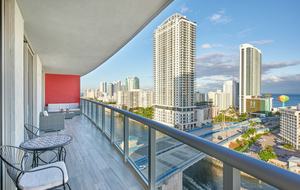 Luxury condo with pool, large deck, minutes from Fort Lauderdale & Miami - Hallandale, Florida
