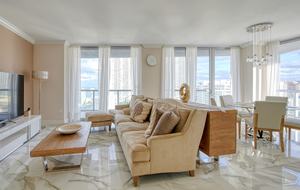 Luxury condo with pool, large deck, minutes from Fort Lauderdale & Miami - Hallandale, Florida