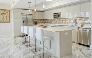 Luxury condo with pool, large deck, minutes from Fort Lauderdale & Miami - Hallandale, Florida