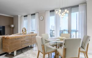 Luxury condo with pool, large deck, minutes from Fort Lauderdale & Miami - Hallandale, Florida