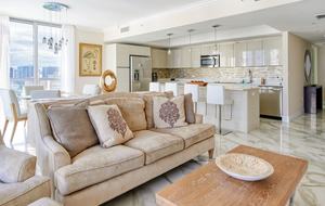 Luxury condo with pool, large deck, minutes from Fort Lauderdale & Miami - Hallandale, Florida