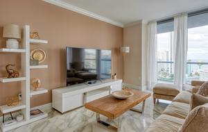 Luxury condo with pool, large deck, minutes from Fort Lauderdale & Miami - Hallandale, Florida