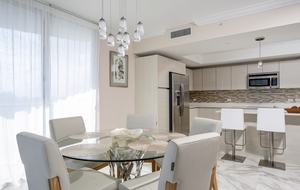 Luxury condo with pool, large deck, minutes from Fort Lauderdale & Miami - Hallandale, Florida