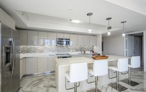 Luxury condo with pool, large deck, minutes from Fort Lauderdale & Miami - Hallandale, Florida