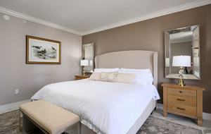 Luxury condo with pool, large deck, minutes from Fort Lauderdale & Miami - Hallandale, Florida