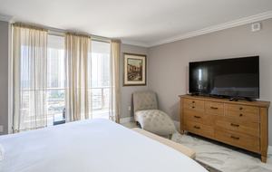 Luxury condo with pool, large deck, minutes from Fort Lauderdale & Miami - Hallandale, Florida