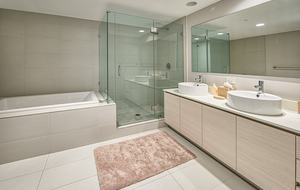 Luxury condo with pool, large deck, minutes from Fort Lauderdale & Miami - Hallandale, Florida