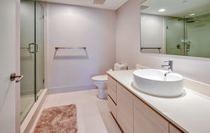 Luxury condo with pool, large deck, minutes from Fort Lauderdale & Miami - Hallandale, Florida