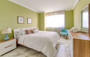 Luxury condo with pool, large deck, minutes from Fort Lauderdale & Miami - Hallandale, Florida